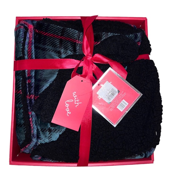 Other - Ardour 2 Piece Gift Set Sherpa Throw with Bonus Socks